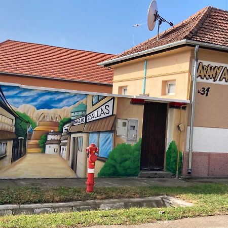 Aparthotel Arany Apartman Cegléd Exterior foto
